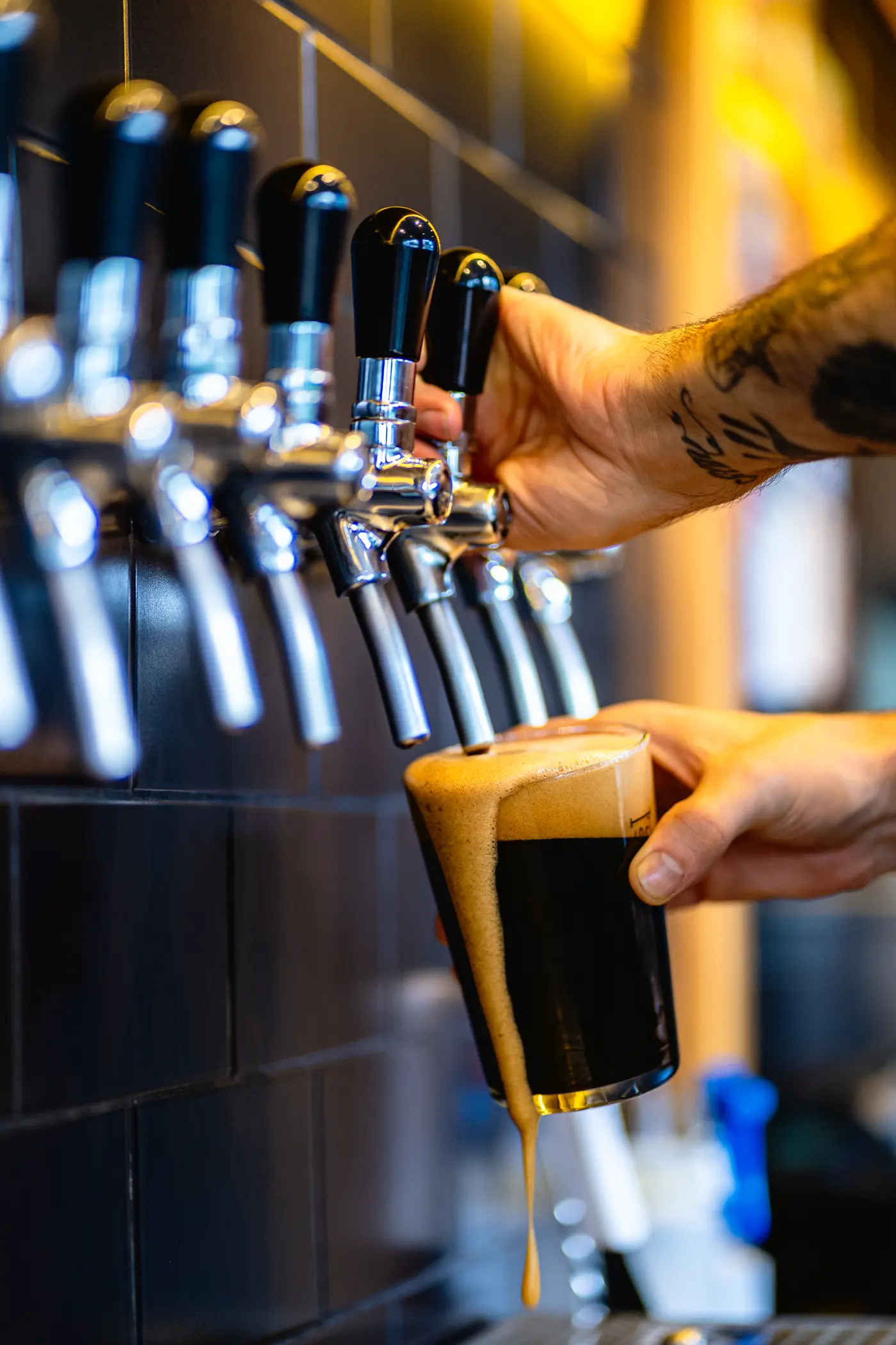 Cerveza recién servida desde las llaves de Craft Americana