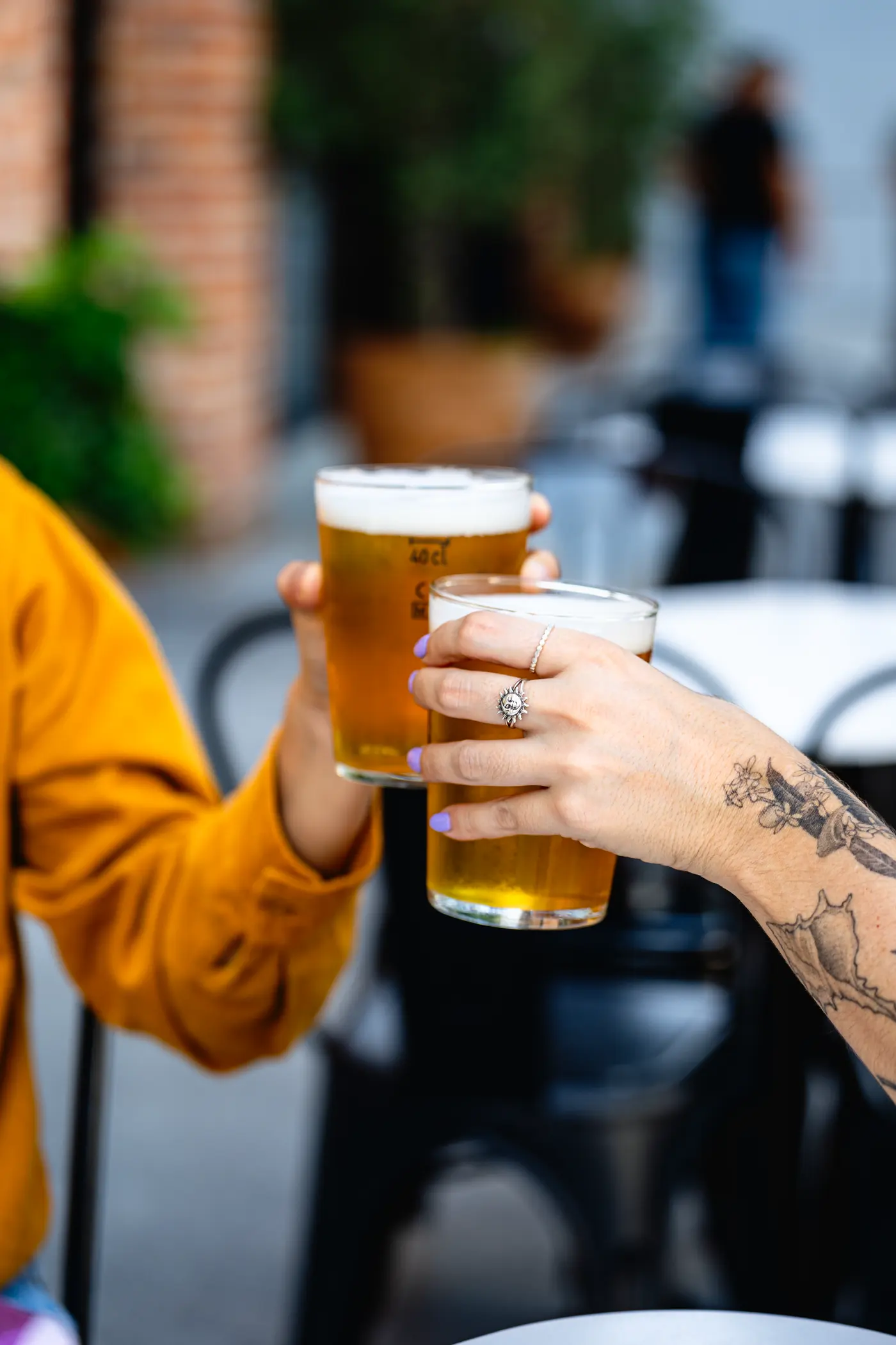 Amigos brindando con cerveza artesanal en la terraza de Craft Americana