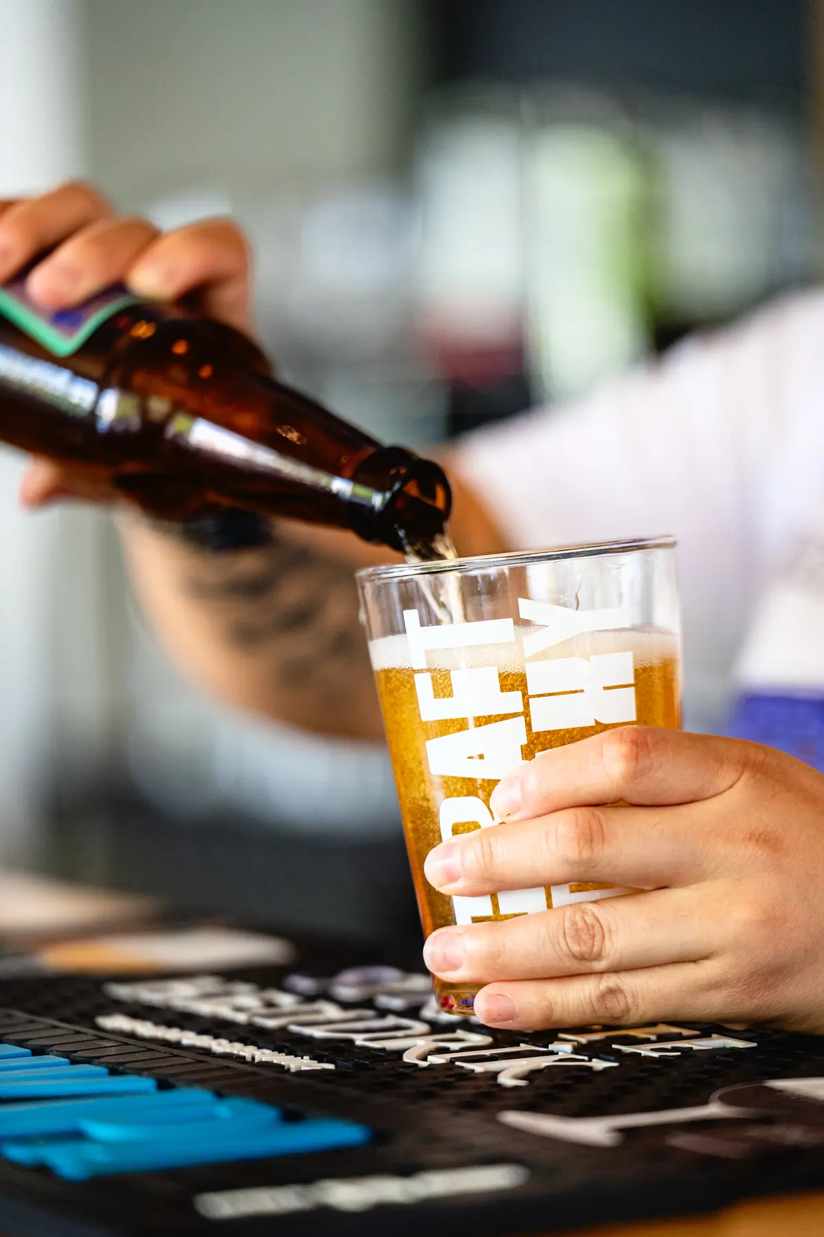 Cerveza de barril sirviéndose en un vaso de Craft