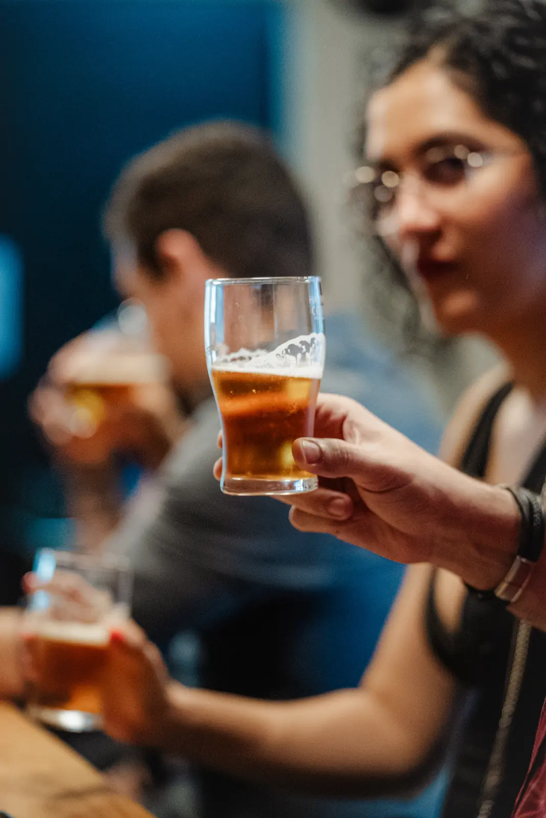 Vaso de cerveza artesanal servido en Craft Providencia