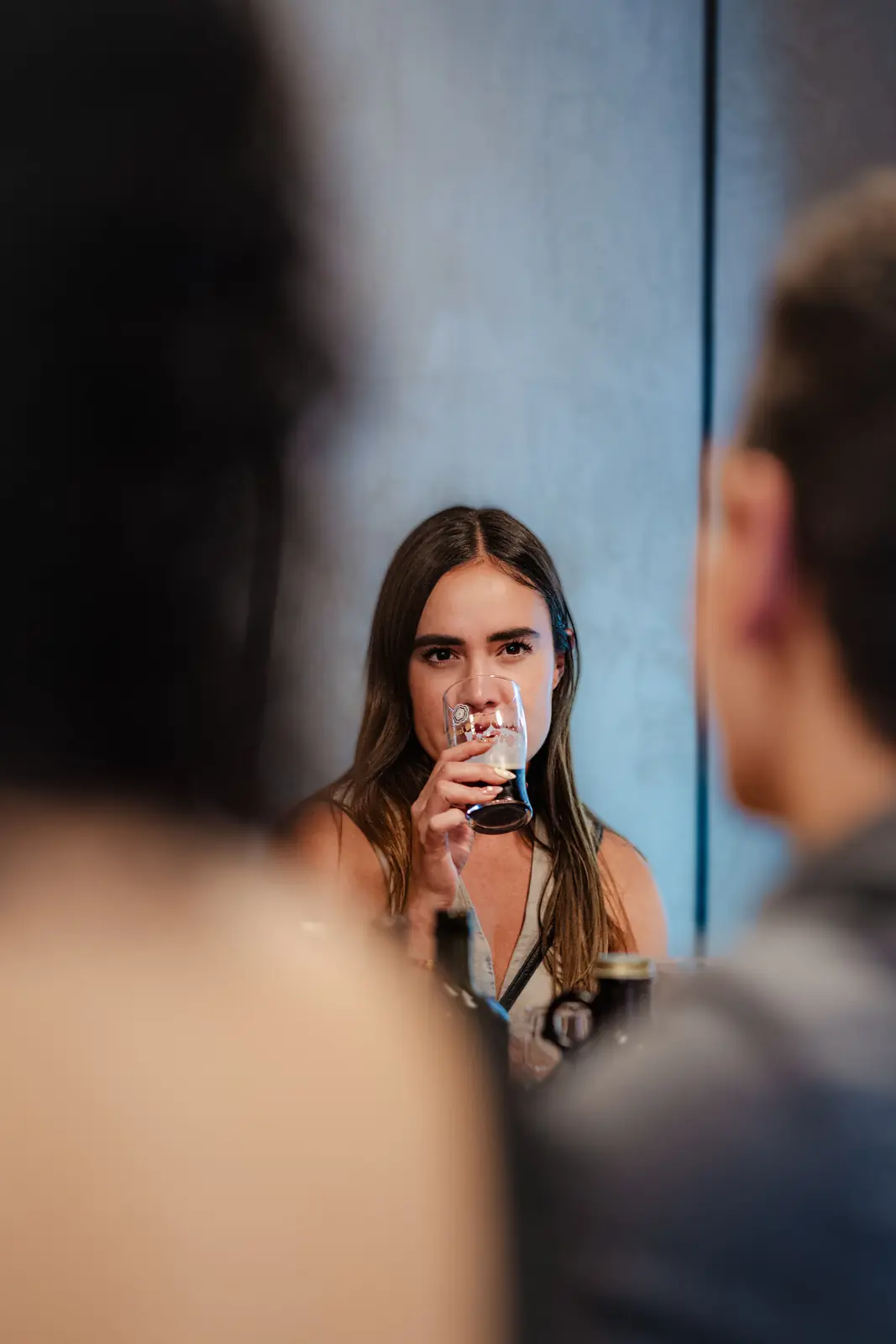 Degustación de cerveza artesanal en la barra de Craft Providencia